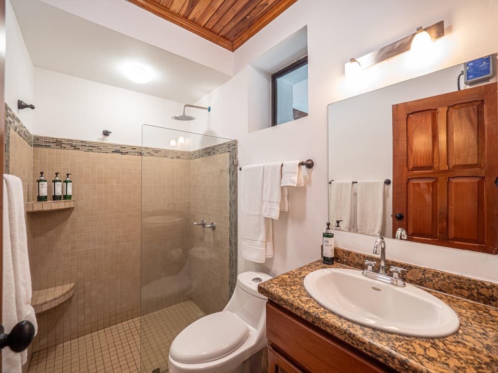 beach-heaven-nosara-vacation-house-rental-queen-room-shower